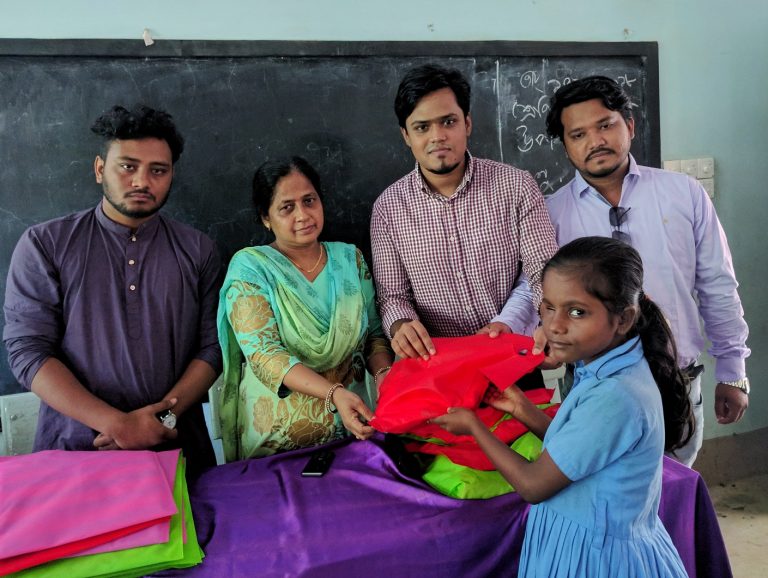 দূর্গাপূজায় বঞ্চিত শিশুদের পাশে ছাত্রলীগ
