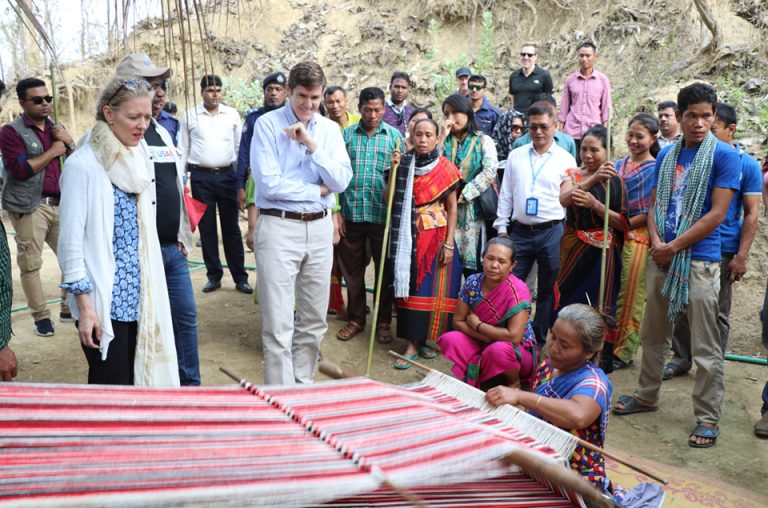 পার্বত্য এলাকার গ্রামীন স্বাস্থ্য শিক্ষা ও পরিবেশ উন্নয়নে যুক্তরাষ্ট্রের সাহায্য অব্যাহত থাকবে -মার্কিণ রাষ্ট্রদূত আর্ল রবাট মিলার