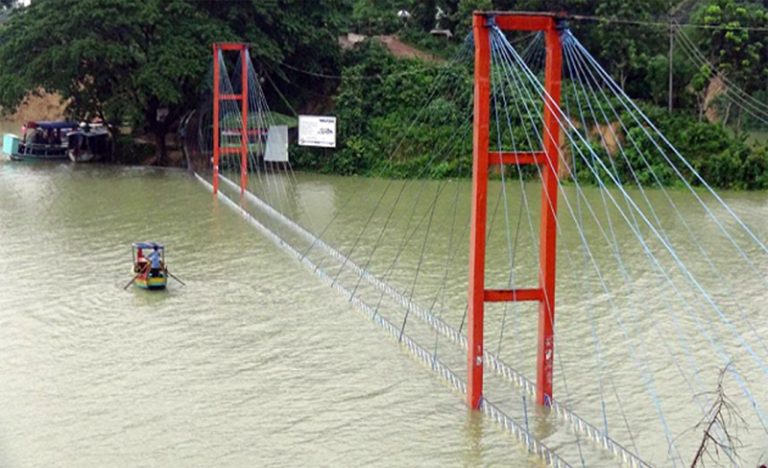 বর্ষা আসলেই ডুবে যায় ঝুলন্ত সেতু, সংস্কারে নেই কোন উদ্যোগ