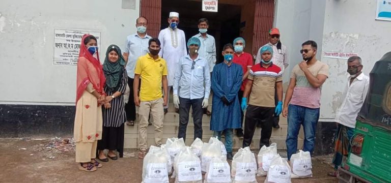 রাঙ্গামাটিতে মুক্তিযোদ্ধা পরিবারদের ইফতার সামগ্রী নিয়ে পাশে মুক্তিযোদ্ধা সন্তানেরা