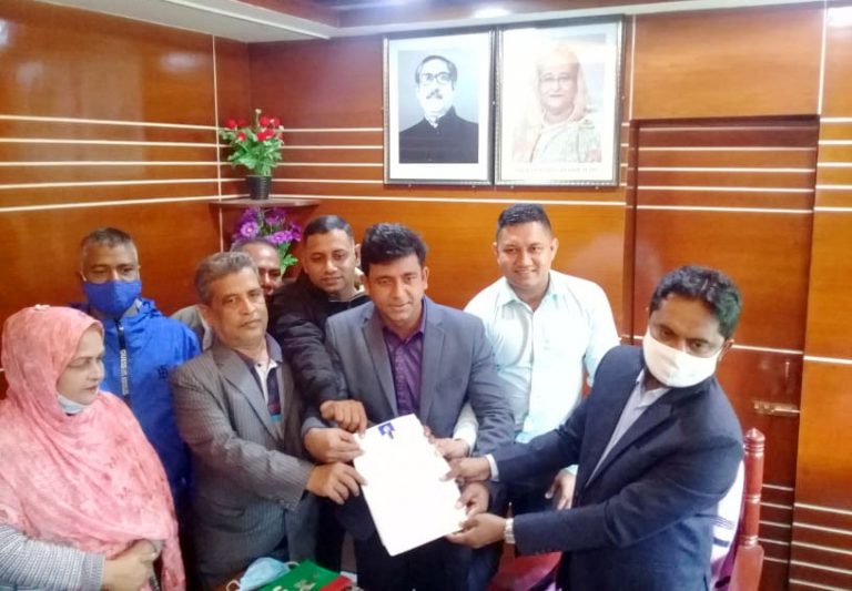 রাঙ্গামাটিতে আওয়ামীলীগের প্রার্থী হিসেবে মেয়র পদে মনোনয়ন ফরম জমা দিলেন আকবর হোসেন চৌধুরী