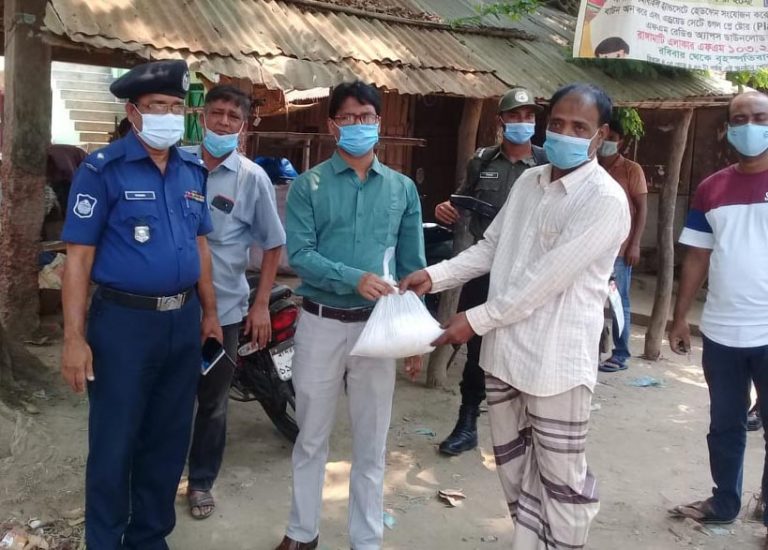 রাজস্থলীতে বাজারগুলোতে লগডাউন সফল করতে ব্যাপক তৎপর প্রশাসন