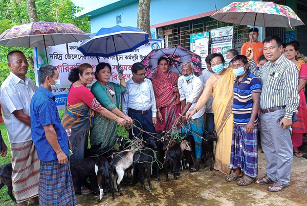 দীঘিনালায় মৎস্যজীবীদের মাঝে বিকল্প কর্মসংস্থানের লক্ষে ছাগল বিতরণ