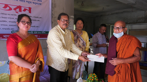 খাগড়াছড়িতে বুদ্ধ পূর্ণিমা উপলক্ষে বৌদ্ধ ধর্মীয় প্রতিষ্ঠানে প্রধানমন্ত্রীর ত্রাণ ও কল্যাণ তহবিল থেকে অনুদানের চেক বিতরণ