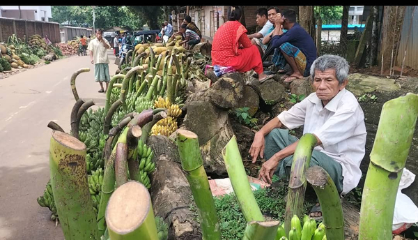 দীঘিনালায় বেপরোয়া চাঁদা আদায়ে অতিষ্ট হয়ে ব্যবসায়ীরা বাজার বর্জন, কৃষকরা বিপাকে