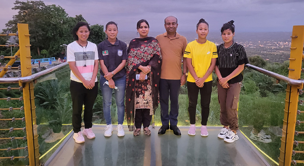 চার কৃতী নারী ফুটবলারের সাথে ঈদের ছুটি উপভোগ করলেন খাগড়াছড়ির জেলা প্রশাসক