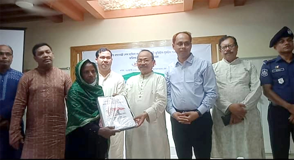 খাগড়াছড়িতে ৮৯২টি পরিবারের মাঝে জমিসহ গৃহ হস্তান্তর করলেন কুজেন্দ্র লাল ত্রিপুরা এমপি