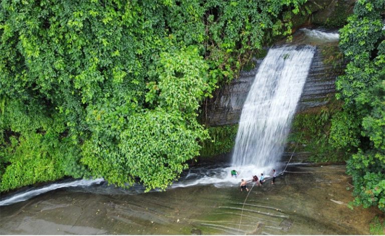 খাগড়াছড়ির রিসাং ঝরনায় মুগ্ধ পর্যটকরা