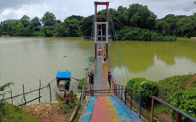 বিশ্ব পর্যটন দিবসে আকর্ষনীয় রাঙ্গামাটি পর্যটন ঝুলন্ত ব্রীজ পানির নীচে, হতাশ পর্যটকরা