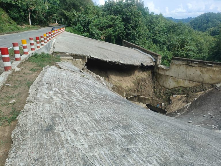 এক বছরের মাথায় ভেপ্পা পাড়ায় সড়ক রক্ষা প্রাচীরে বিশাল ধস, হুমকির মুখে কাপ্তাই-রাঙ্গামাটি মহাসড়ক