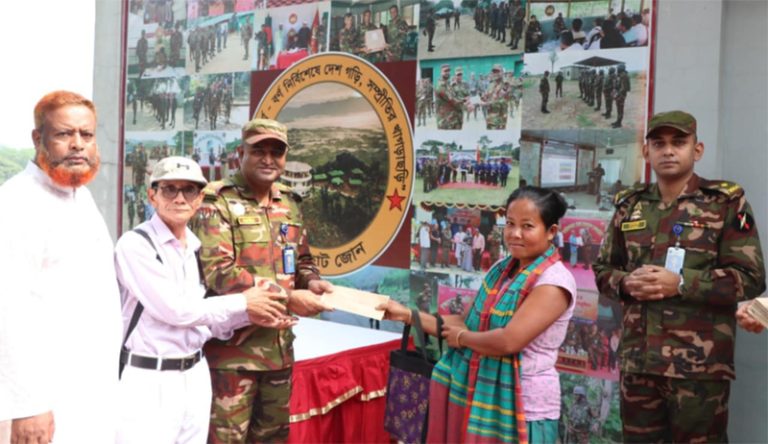 বন্যা দূর্গতদের পুনর্বাসনে আর্থিক সহায়তা প্রদান করেছে বাঘাইহাট জোন