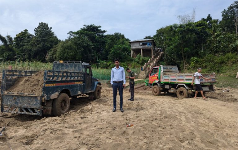 আলীকদমে অবৈধভাবে বালু উত্তোলনে ব্যবহৃত ২টি গাড়ি জব্দ, ৫৫ হাজার টাকা জরিমানা