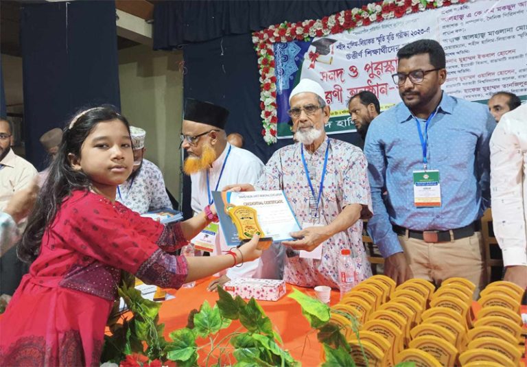 রাঙ্গামাটিতে শহীদ হালিম-লিয়াকত স্মৃতি বৃত্তি পরীক্ষায় উত্তীর্ণ শিক্ষার্থীদের মাঝে সনদ ও পুরস্কার বিতরণ