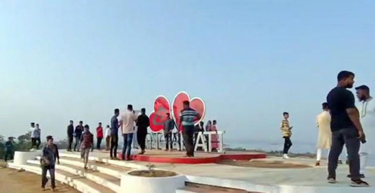বছর বিদায়-বরণে মুখরিত কাপ্তাই, পর্যটনে নতুন হাওয়া