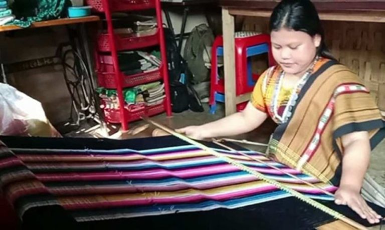 আধুনিকতার বেড়াজালে হারিয়ে যাচ্ছে পাহাড়ীদের ঐতিহ্যবাহী কোমর তাঁত