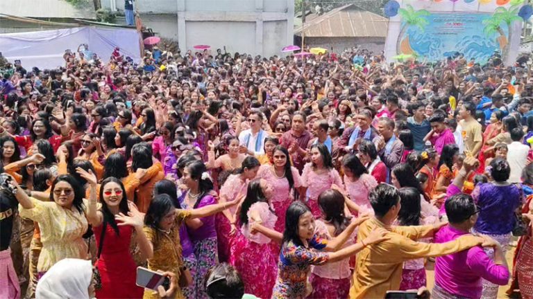 খাগড়াছড়িতে বর্ণাঢ্য আয়োজনে সাংগ্রাই উৎসবে মেতেছে মারমা সম্প্রদায়ের মানুষ
