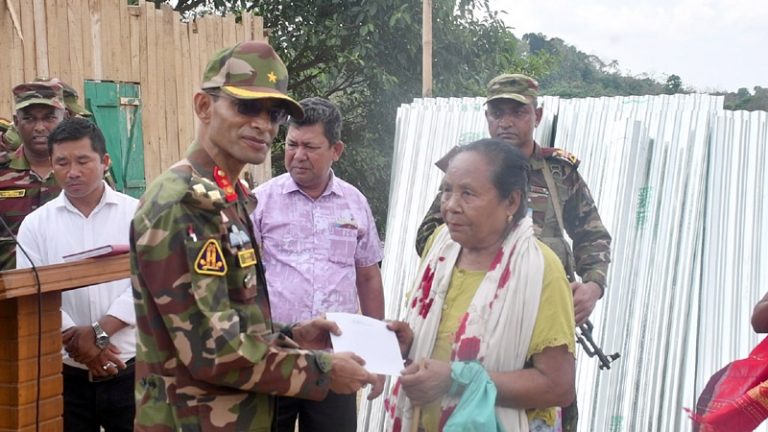 আলুটিলায় ঝড়ে ক্ষতিগ্রস্তদের আর্থিক সহায়তা প্রদান করলো সেনাবাহিনী ও জেলা প্রশাসন