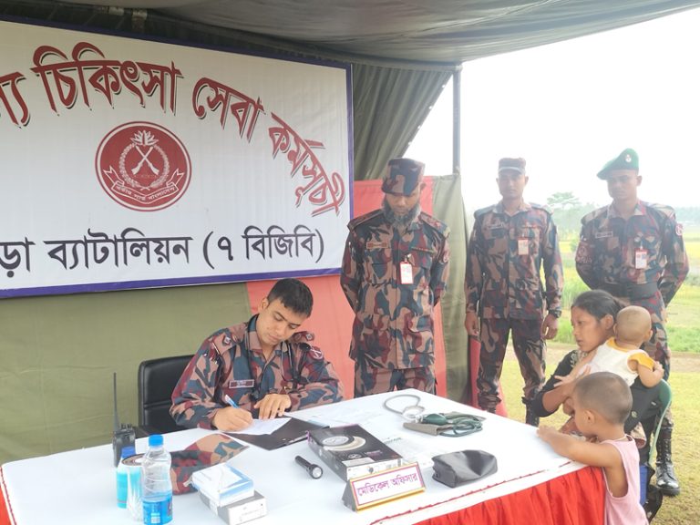 দীঘিনালা বাবুছড়া ৭বিজিবি’র বিনামূল্যে চিকিৎসা সেবা প্রদান