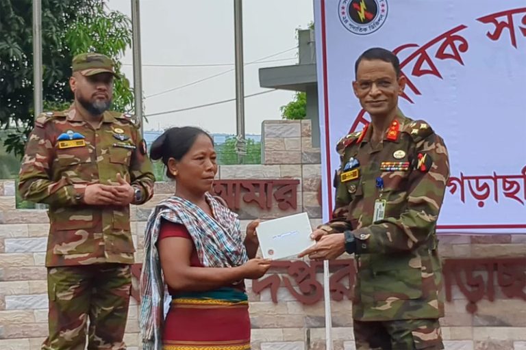 খাগড়াছড়িতে অসহায়দের মাঝে বাংলাদেশ সেনাবাহিনীর মানবিক সহায়তা