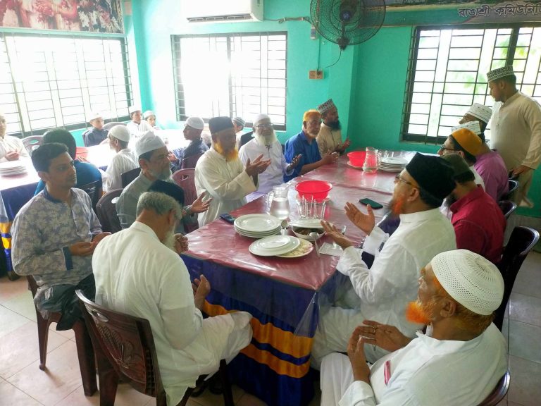 রাঙ্গামাটিতে সাংবাদিক মরহুম এ কে এম মকছুদ আহমেদের স্মরণে ফাতেহা ও জিয়াফতে সর্বস্তরের মানুষের উপস্থিতি