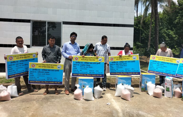 দীঘিমালায় হর্টিকালচার সেন্টার’র বাণিজ্যিক ফলদ বাগান প্রদর্শনী চাষীদের মাঝে চারা বিতরন