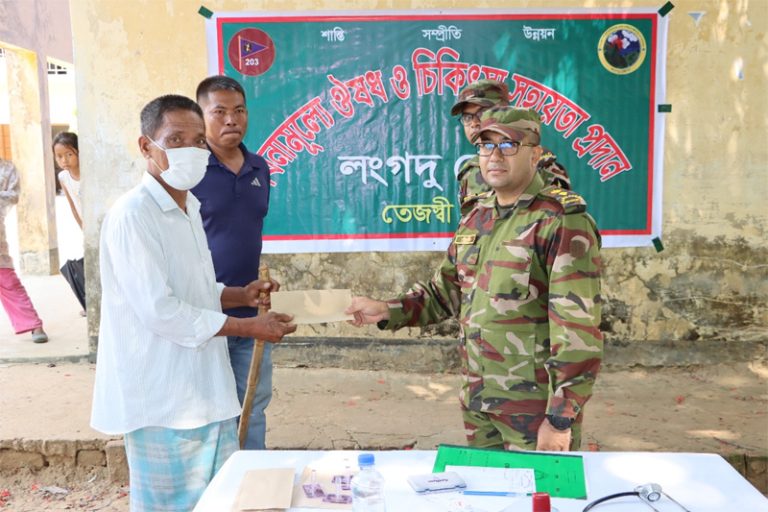 লংগদু জোন কর্তৃক বিনামূল্যে চিকিৎসা সেবা ওষুধ বিতরণ ও নগদ অর্থ প্রদান