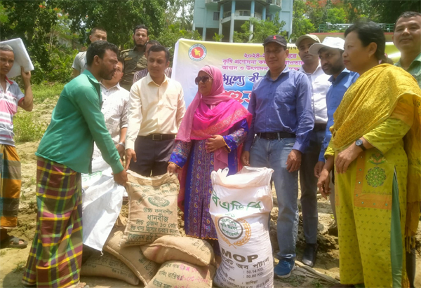 বরকল উপজেলায় কৃষকদের মাঝে আউস প্রণোদনা বিতরণ