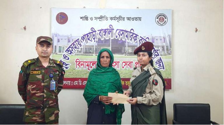 বান্দরবানে সেনাবাহিনী উদ্যোগে অসহায় রোগীদের চিকিৎসা ও মানবিক সহায়তা