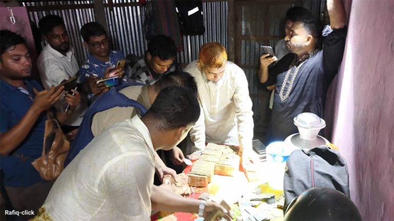 লামায় আবুল খায়ের টোব্যাকোর ১ কোটি ৭২ লাখ টাকা ডাকাতিঃ মাটি খুঁড়ে লুট হওয়া ৩ লাখ ১৭ হাজার টাকা উদ্ধার, গ্রেফতার-৫