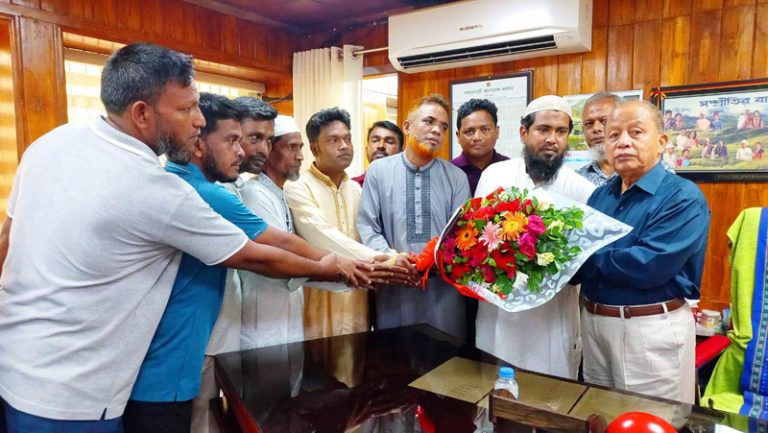 বান্দরবান পার্বত্য জেলা পরিষদ চেয়ারম্যানের সাথে সৌজন্য সাক্ষাৎ করলো ফার্ণিচার ব্যবসায়ী সমিতির নব নির্বাচিত কমিটির নেতৃবৃন্দরা