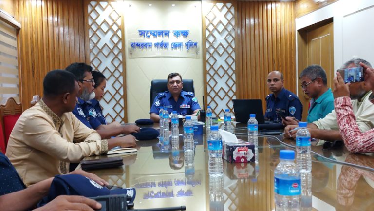 বান্দরবানের লামায় ডাকাতির ঘটনায় অস্ত্রসহ আসামী গ্রেফতার, টাকা উদ্ধার, পুলিশের সংবাদ সম্মেলন