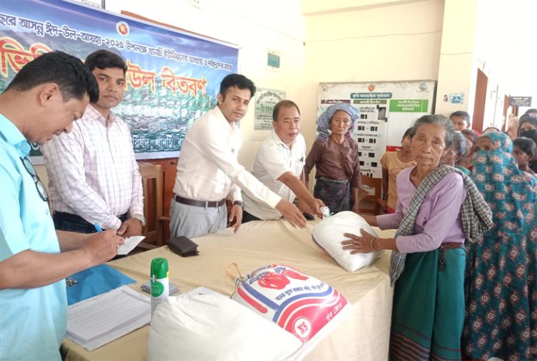থানচিতে ৬ হাজার ১৬১ পরিবার পেল পবিত্র ঈদ-উল-আযহারের বিনামূল্যে ভিজিএফ চাল