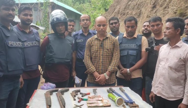 লামায় আবুল খায়ের টোব্যাকোর ডাকাতির ঘটনায় মাস্টারমাইন্ড করিম গ্রেফতার, আগ্নেয়াস্ত্র, নগদ টাকা উদ্ধার