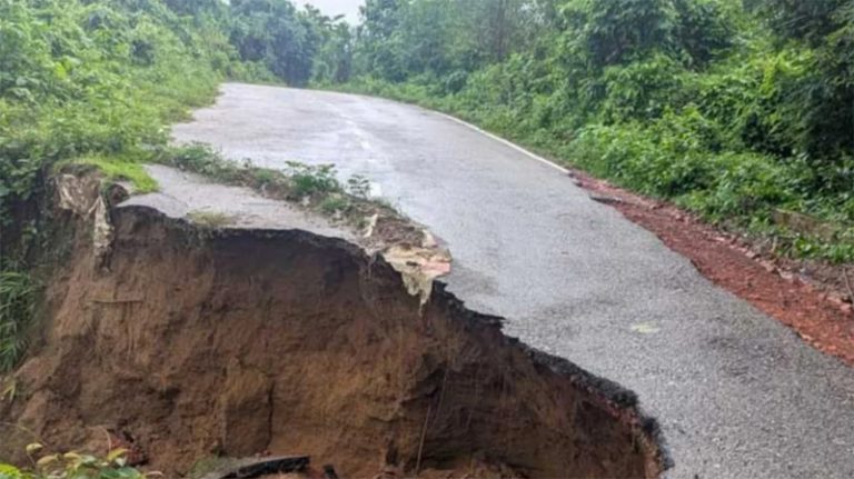বান্দরবান-সুয়ালক-লামা সড়কে যান চলাচল বন্ধ: দুর্ভোগে স্থানীয়রা