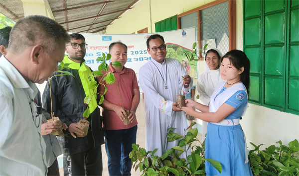 থানচিতে ‘লাউদাতো সি’ সপ্তাহ উপলক্ষ্যে শিক্ষা প্রতিষ্ঠানে গাছের চারা বিতরণ ও রোপন