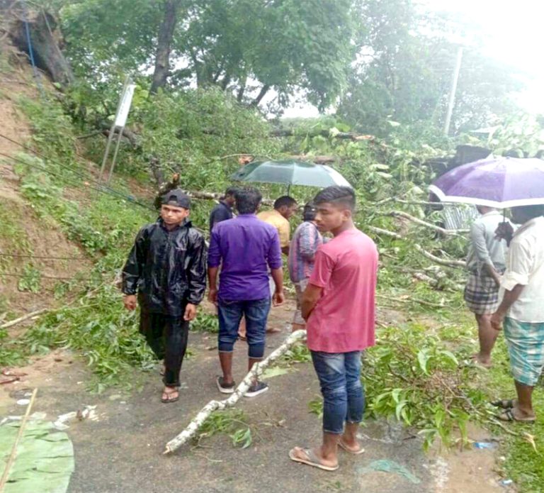 নাইক্ষ্যংছড়িতে টানা বৃষ্টিতে দোছড়িতে বিদ্যুৎ ও সড়ক যোগাযোগ বিপর্যস্ত