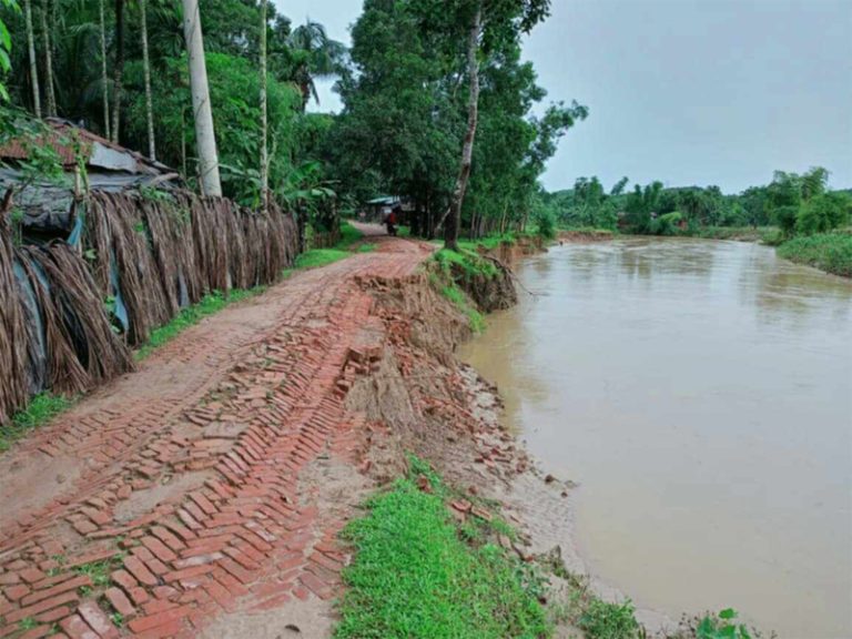 টানা বর্ষণে গর্জনিয়া-জুমছড়ি সড়ক ধসে পড়ার আশঙ্কা, বালু উত্তোলন বন্ধের দাবি