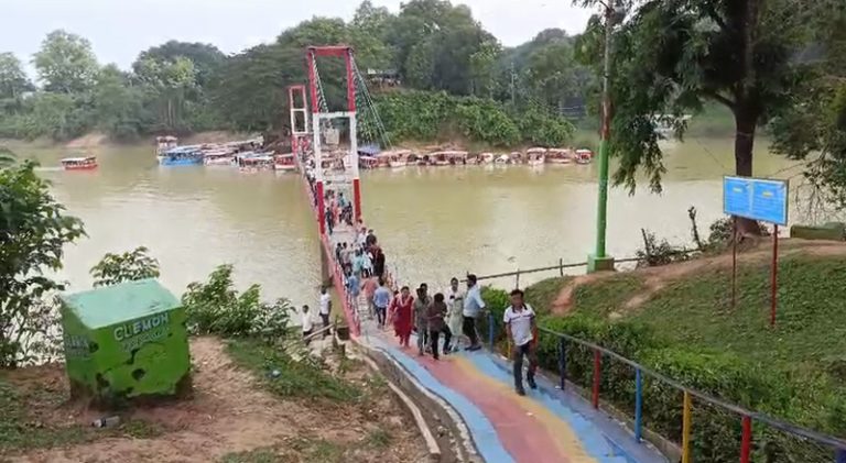 ঈদের ছুটিতে রাঙ্গামাটির হ্রদ ও সবুজ পাহাড়ে ঘুরতে বাড়ছে পর্যটকদের পদচারণা