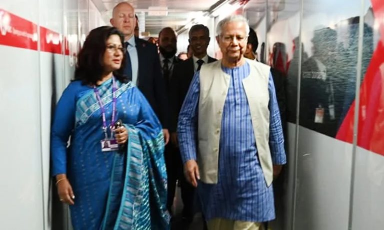 চার দিনের সরকারি সফরে লন্ডন পৌঁছেছেন প্রধান উপদেষ্টা
