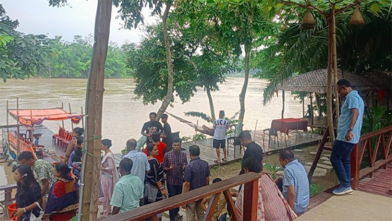 ঈদের টানা ছুটিতে কাপ্তাইয়ের বিনোদন কেন্দ্রে পর্যটকদের ভীড়