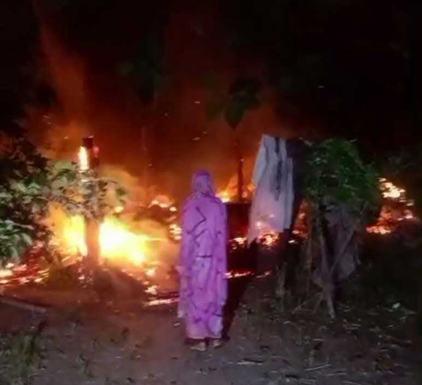 নাইক্ষ্যংছড়িতে অগ্নিকান্ডে এক অসহায় মুক্তিযোদ্ধার বসতঘর পুড়ে ছাই