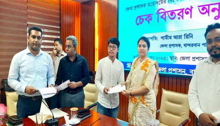 বান্দরবানের জনগণের জীবনমান উন্নয়নসহ বিভিন্নক্ষেত্রে জেলা প্রশাসন সচেষ্ট রয়েছে-শামীম আরা রিনি