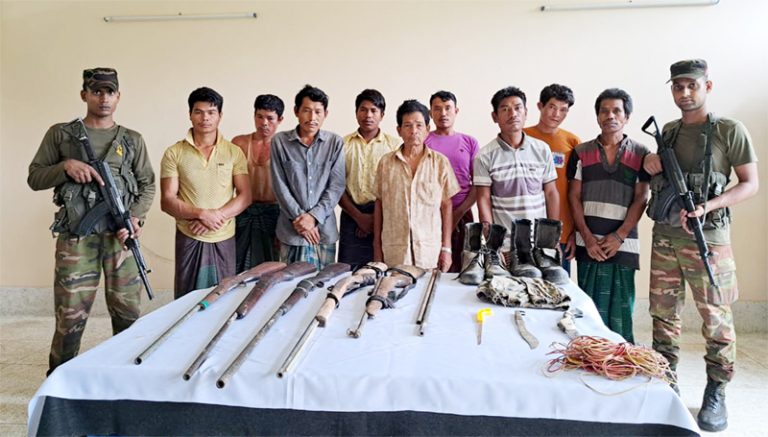 আলীকদম সেনা জোনের অভিযানে ৫টি দেশীয় অস্ত্র উদ্ধার; আটক-৯
