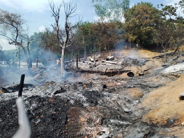 থানচিতে সৌলার ব্যাটারী বিস্ফোরণে ৩টি মাচাং ঘর পুরে ছাই