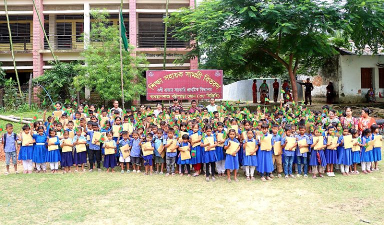 বান্দরবানের থানচিতে ২৭০ জন শিক্ষার্থীর মাঝে বিজিবি’র শিক্ষা উপকরণ বিতরণ