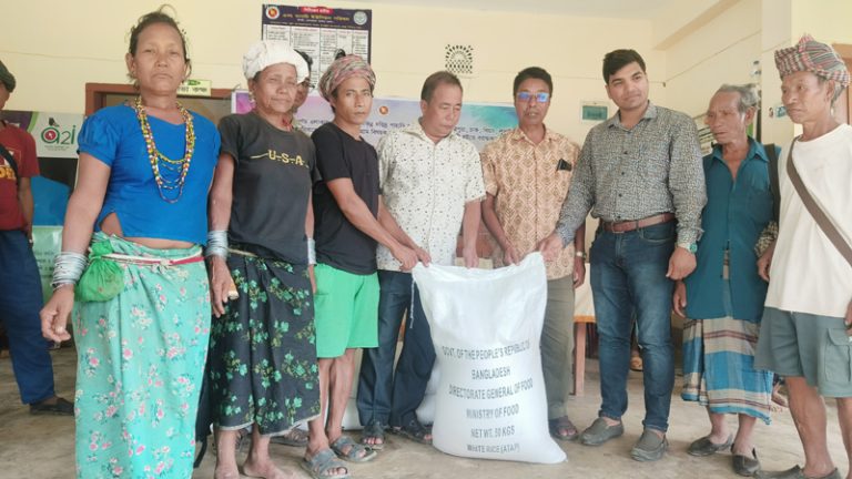 থানচিতে পার্বত্য উপদেষ্টা উপহারের চাউল পেল দূর্গম সীমান্তে বসবারত জনগোষ্ঠী