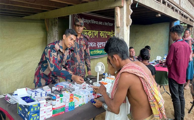 আলীকদমে দুর্গম পাহাড়ে মেডিক্যাল ক্যাম্প করেছে বিজিবি
