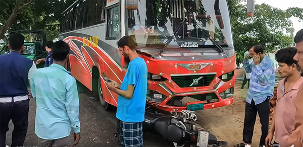 রাঙ্গামাটি শহরের ফিসারি বাঁধ এলাকায় বাস ও মোটরসাইকেলের মুখোমুখি সংঘর্ষে ১ জন গুরুতর আহত