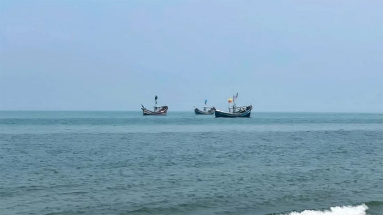 সেন্টমার্টিন অংশ থেকে আবারো ১৮ বাংলাদেশি জেলেকে ধরে নিয়ে গেছে আরাকান আর্মি