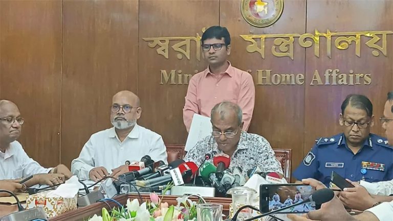 সারাদেশে নির্বিঘ্নে পূজা উদযাপনে ঝুঁকি নেই: স্বরাষ্ট্র উপদেষ্টা